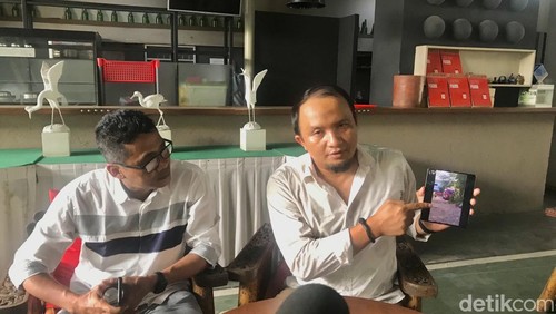 Direktur Lombok Global Institute (Logis) NTB Fihiruddin saat menunjukkan video dugaan praktik jual beli solar bersubsidi yang diduga dilakukan ASPD Kayangan, Lombok Timur.