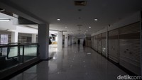 Suasana di dalam Pasar Baru Square yang hening dan sangat sepi.   