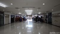 Terlihat hanya ada beberapa toko yang buka.  