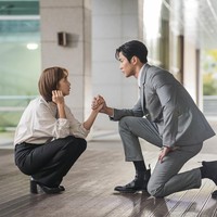 Dalam drama Korea Destined With You, Rowoon lebih dulu jatuh cinta dan semakin menunjukkan sisi bucin kepada pasangannya Jo Bo Ah. Chemistry keduanya di balik layar terlihat saat menjalani sesi wawancara. Foto: dok. JTBC