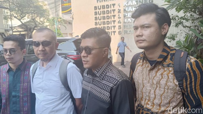 Fatih Nurul Huda (kedua dari kiri), diperiksa terkait laporannya terhadap Bali Tower soal kasus kabel menjuntai yang melukai putranya, Sultan Rifat Alfatih sampai tak bisa bicara. Fatih diperiksa di Polda Metro Jaya, Kamis (24/8/2023).