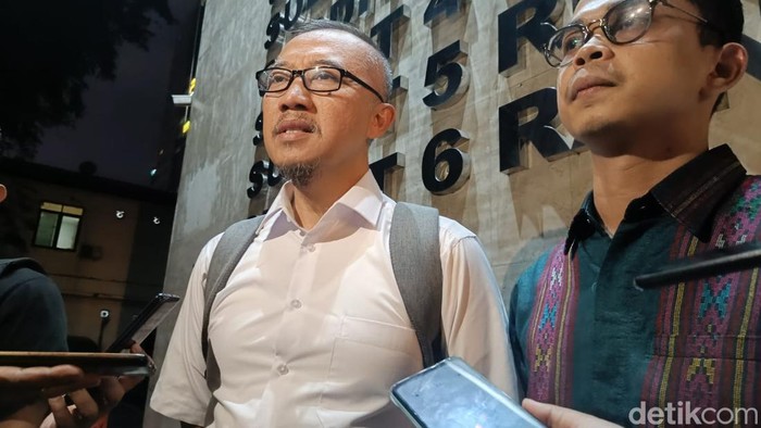 Fatih Nurul Huda (kiri), ayah Sultan Rifat Alfatih usai menjalani pemeriksaan di Polda Metro Jaya