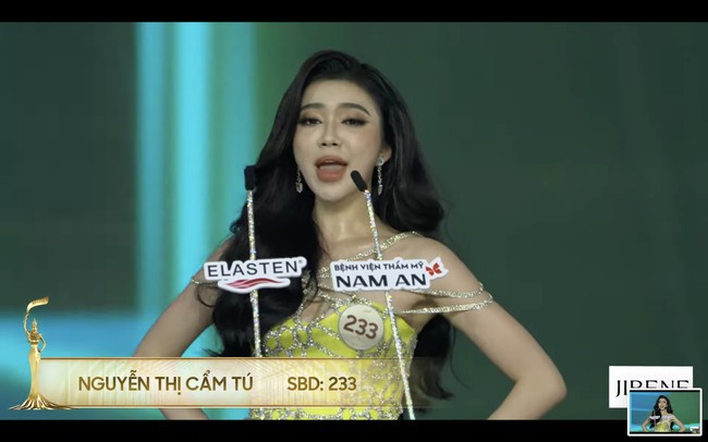 Momen Nguyen Thi Cam Tu ini langsung viral di kalangan netizen pecinta kontes kecantikan. Ada netizen yang berpendapat, Cham Tu kurang profesional saat berlenggak-lenggok memeragakan gaun malamnya. Seharusnya dengan cara yang tepat, dia bisa terlihat elegan meskipun gaunnya memiliki belahan tinggi di paha. Foto: Dok. YouTube Miss Grand Vietnam