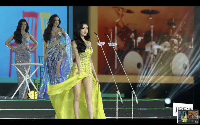 Nguyen Thi Cam Tu tampil mengenakan gaun malam berwarna hijau saat menjalani preliminary competition Miss Grand Vietnam 2023 yang digelar di Phu Tho Indoor Stadium, Rabu (23/8/2023) malam. Gaun yang dikenakannya itu memiliki belahan tinggi di paha. Foto: Dok. YouTube Miss Grand Vietnam