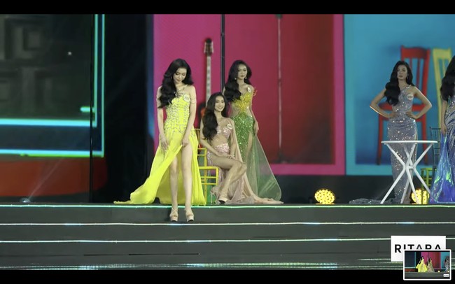 Nguyen Thi Cam Tu sempat sadar kalau dia membuat underwear di balik gaunnya terkepos. Ketika menuruni tangga panggung penjurian Miss Grand Vietnam 2023, dia berusaha menutupi kakinya. Foto: Dok. YouTube Miss Grand Vietnam