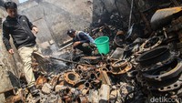 Sejumlah petugas tampak berada di lokasi. Belum terlihat garis polisi terpasang di lokasi kebakaran.  