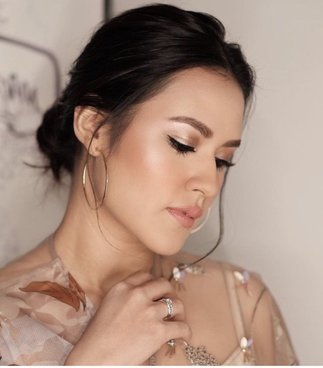 Gaya rambut sanggul modern dengan teknik twist dan roll dari penyanyi Raisa ini bisa jadi referensi kamu. Pelantun Mantan Terindah ini terlihat memukau dengan aksesori anting bulat besar. Foto: Instagram