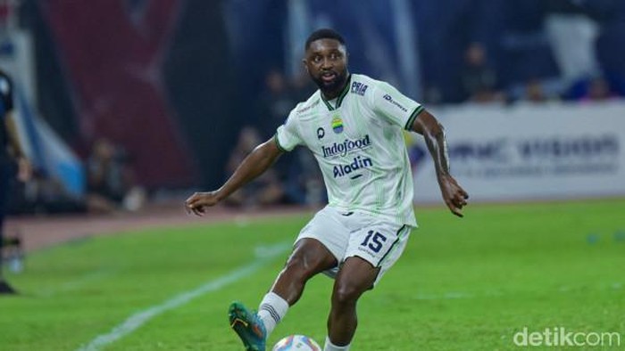 Gelandang Persib Levy Madinda