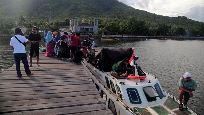 Geliat Jasa Kapal Antarpulau di Maluku Utara Sejumlah penumpang yang menggunakan kapal cepat setibahnya di Pulau Moti, Maluku Utara, Kamis (24/8/2023). Kapal cepat menjadi alat transportasi utama bagi warga Pulau Makian dan Pulau Moti untuk menyeberang antar pulau dengan tarif Rp80 ribu per orang dengan jarak tempuh sekitar 4 jam. ANTARA FOTO/Andri Saputra/foc.