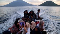 Kapal cepat menjadi alat transportasi utama bagi warga Pulau Makian dan Pulau Moti untuk menyeberang antar pulau.