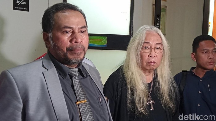 Gideon Tengker masih menanti kedatangan Rieta Amilia.