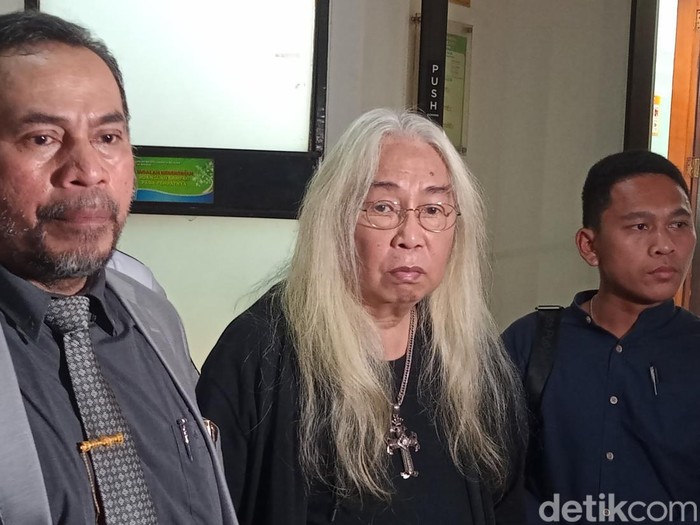 Gideon Tengker masih menanti kedatangan Rieta Amilia.