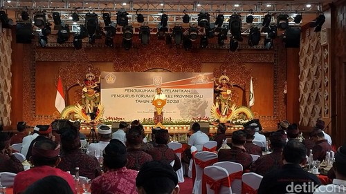 Gubernur Bali Wayan Koster saat pidato dalam acara Pengukuhan dan Pelantikan Pengurus Forum Perbekel Provinsi Bali Tahun 2023-2028 di Gedung Kerta Sabha Rumah Jabatan Gubernur Bali, Kamis (24/8/2023).