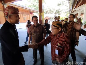 Ganjar Launching Pengadaan Pakaian Dinas di Solo, Gibran Tak Terlihat