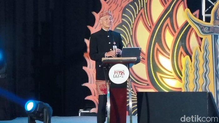 Gubernur Jawa Tengah Ganjar Pranowo saat membuka Rakernas PIT Tahun 2023 Pengurus Pusat Ikatan Apoteker Indonesia (IAI) di Sukoharjo, Kamis (24/8/2023).