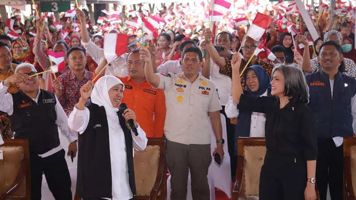 Gubernur Jawa Timur Khofifah Indar Parawansa Serahkan BLT Dana Bagi Hasil Cukai Hasil Tembakau ke 5.030 Pekerja IHT