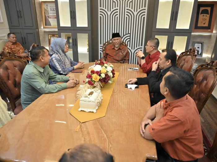 Gubernur Sumbar Mahyeldi saat menerima rombongan Rektor UIN Bukittinggi Ridha. (Foto: Istimewa)