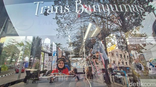 Hardiyanti Triana, satu-satunya sopir wanita di bus Trans Banyumas, Kamis (24/8/2023