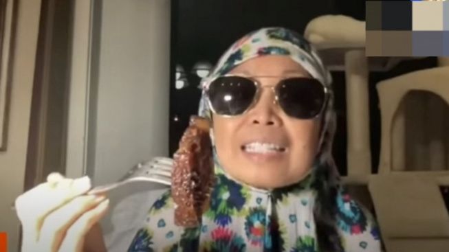 Heboh Wanita Berhijab Makan Babi Agar Halal, Ini Faktanya!