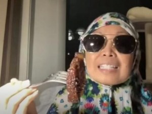 Heboh Wanita Berhijab Makan Babi Agar Halal, Ini Faktanya!