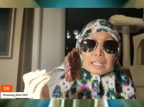 Heboh Wanita Berhijab Makan Babi Agar Halal, Ini Faktanya!