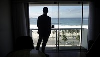 Saat malam tahun baru, biasanya jutaan orang berkumpul di pantai Copacabana untuk pertunjukan kembang api.