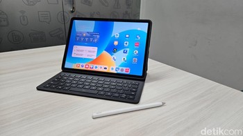 Huawei MatePad 11.5 dapat dipesan mulai dari 25 Agustus pukul 12.00 WIB sampai 10 September 2023. Tablet ini dibanderol dengan harga Rp 5.499.000 dan dapat dipesan secara online melalui Shopee, Tokopedia, Blibli, Lazada, dan TikTok serta secara offline di Huawei Authorized Experience Store dan Erafone. Foto: Adi Fida Rahman/detikINET