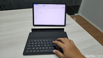 Tablet ini juga mendukung sejumlah aksesoris pendukung aktivitas belajar dan bekerja seperti Smart Detachable Keyboard yang bisa digunakan dalam tiga mode Foto: Adi Fida Rahman/detikINET
