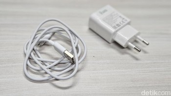 Baterainya berkapasitas 7.700 mAh dilengkapi dengan fast charging 20W yang diklaim Huawei dapat mengisi penuh baterai dalam waktu sekitar 140 menit. Foto: Adi Fida Rahman/detikINET