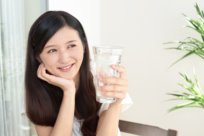 Ilustrasi Minum Air Putih