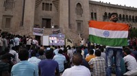 Sukacita warga India menyaksikan siaran langsung misi antarariksa Chandrayaan-3. (Foto: AP/Mahesh Kumar A.)