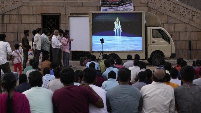 People watch the landing of Chandrayaan-3, or 