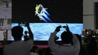 Semua mata tertuju padasiaran langsung yang menunjukkan pesawat ruang angkasa Chandrayaan-3 mendarat di Bulan. (Foto: AP/Aijaz Rahi)
