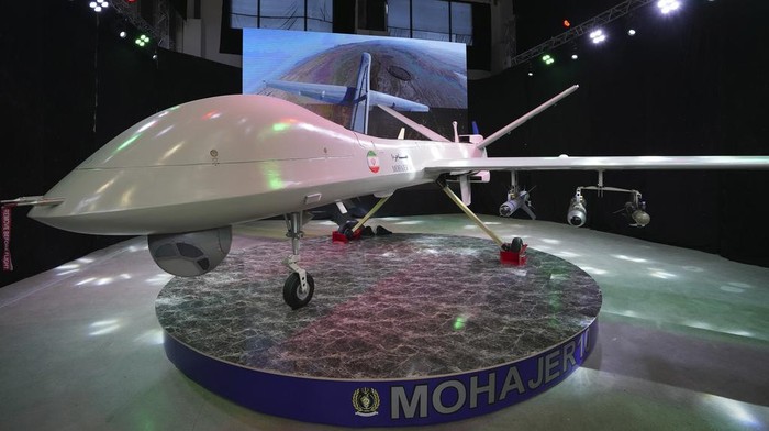 Iran Pamer Drone Buatan Dalam Negeri, Diklaim Bisa Jangkau Israel Iran's domestically built drone, Mohajer-10, is displayed in an exhibition in a military compound belonging to the Defense Ministry, in Tehran, Iran, Wednesday, Aug. 23, 2023. Iran unveiled the drone on Tuesday resembling America's armed MQ-9 Reaper, claiming that the aircraft is capable of staying airborne for 24 hours and has the range to reach the country's archenemy Israel. (AP Photo/Vahid Salemi)