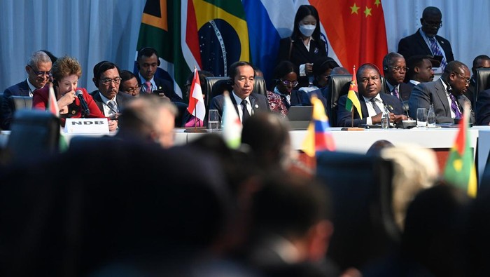 Jokowi Soroti Angka Kemiskinan dan Kelaparan Makin Naik di KTT BRICS Presiden Joko Widodo (Jokowi) melanjutkan kunjungan kerjanya di Afrika dengan berkunjung ke Afrika Selatan, Kamis (24/8/2023). Di Afrika Selatan, Jokowi menghadiri KTT BRICS.