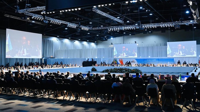Jokowi Soroti Angka Kemiskinan dan Kelaparan Makin Naik di KTT BRICS Presiden Joko Widodo (Jokowi) melanjutkan kunjungan kerjanya di Afrika dengan berkunjung ke Afrika Selatan, Kamis (24/8/2023). Di Afrika Selatan, Jokowi menghadiri KTT BRICS.