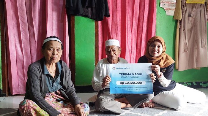 Kakek Abbas dan keluarga beserta tim berbuatbaik.id