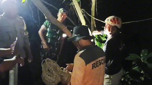 BPBD Gianyar dibantu warga melakukan evakuasi korban jatuh ke jurang sedalam 25 meter di Desa Melinggih, Payangan, Gianyar, Rabu (23/8/2023) malam.