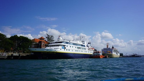 Cruise National Geographic Orion yang berlabuh di Pelabuhan Benoa, Denpasar, Bali, Rabu (23/08/2023).