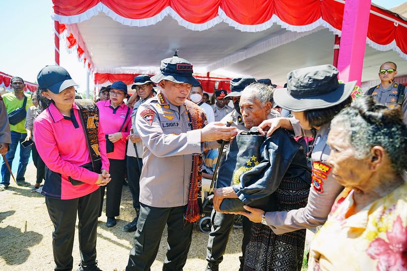Kapolri Gelar Bakti Kesehatan dan Sosial untuk Warga Palue NTT