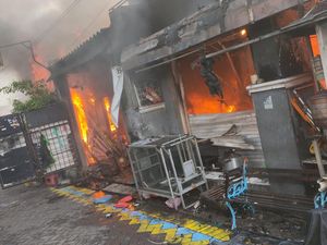 Kebakaran gegara Korsleting Ludeskan 2 Rumah di Margorukun Surabaya