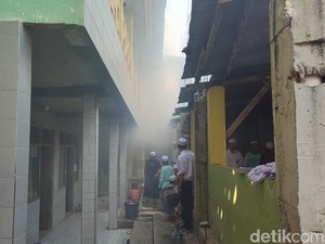 Gedung di Ponpes Darut Taqwa Semarang Terbakar!