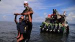 Nggak Ada Dermaga, Warga Pulau Ini Terpaksa Turun dari Kapal di Laut