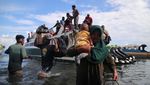 Nggak Ada Dermaga, Warga Pulau Ini Terpaksa Turun dari Kapal di Laut