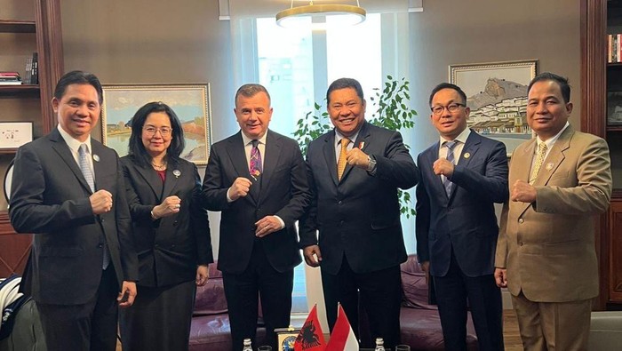 Kepala BNN RI Komjen Pol Petrus Reinhard Golose memimpin delegasi Indonesia dalam kunjungan kerja ke Eropa. Kunjungan kerja dilaksanakan sebagai bentuk pendekatan cooperation, yang merupakan salah satu strategi BNN RI dalam menanggulangi permasalahan narkotika di Indonesia.