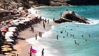 Pantai yang berada di teluk ini memiliki air yang sangat biru.