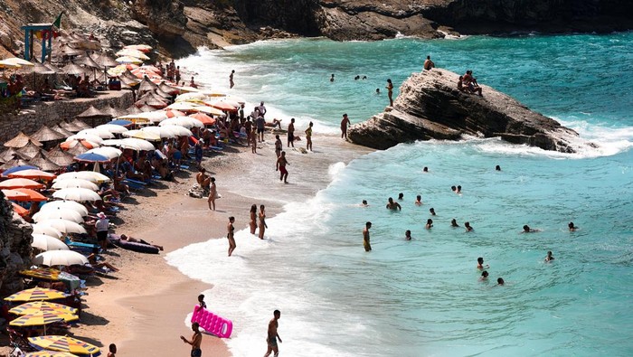 Kepincut Birunya Air Pantai di Albania A general view of a beach near the village of Ksamil in southern Albania, August 20, 2023. REUTERS/Florion Goga