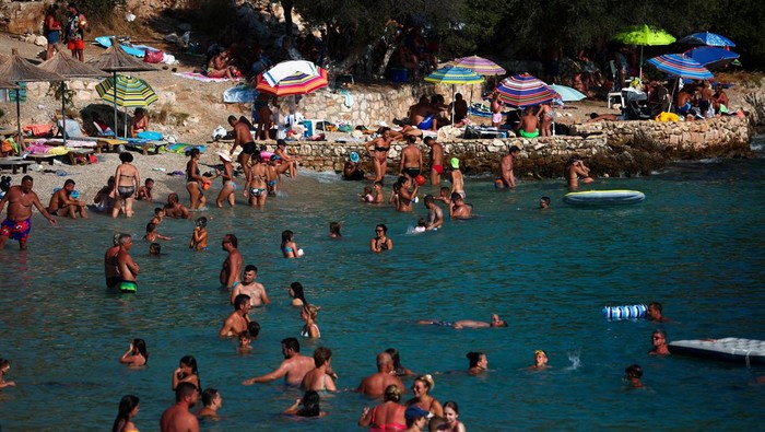 Kepincut Birunya Air Pantai di Albania A general view of a beach near the village of Ksamil in southern Albania, August 20, 2023. REUTERS/Florion Goga