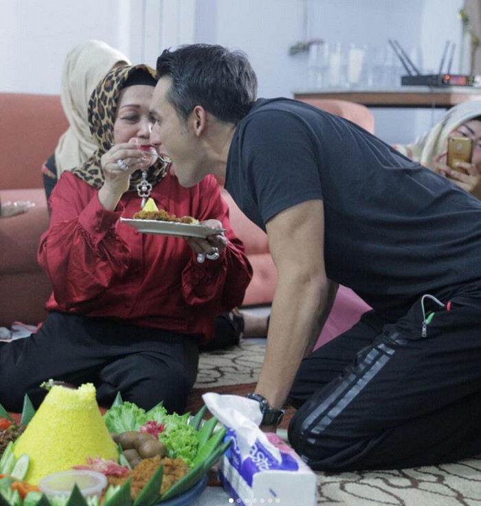 Keren! Indra Bruggman Ternyata Hobi Ngopi dan Jago Racik Kopi