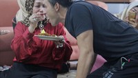 Aktor berusia 42 tahun ini, terkenal memiliki kepribadian yang ramah dan terbuka. Di akun Instagramnya, Indra memang tidak update masalah kesehatannya, dan lebih fokus unggah momen kulinerannya. Foto: Instagram Indra Bruggman
